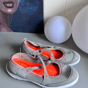 Women's shoes, size 9